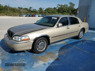2010 Lincoln Town Car Signature Limited z VIN 2LNBL8CV9AX620950, wystawiony jako Copart lot #54879755 z przebiegiem 105 351 mil mil oraz Szkoda całkowita • Salvage title. Historia ofert i sprzedaży dostępna na DreamBid. Obrazek 1.