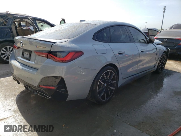 2023 BMW 4 Series M440i z VIN WBA63AW05PFN56369, wystawiony jako Copart lot #44258203 z przebiegiem 7 655 mil mil oraz . Historia ofert i sprzedaży dostępna na DreamBid. Obrazek 3.