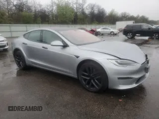 2024 Tesla Model S z VIN 5YJSA1E53RF542174, wystawiony jako Copart lot #55063885 z przebiegiem 4 751 mil mil oraz Szkoda całkowita • Salvage title. Historia ofert i sprzedaży dostępna na DreamBid. Obrazek 4.