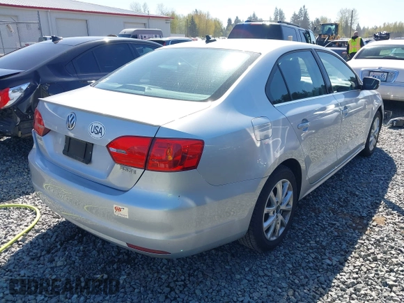 2013 Volkswagen Jetta SE z VIN 3VWDP7AJ0DM447943, wystawiony jako IAAI lot #42021858 z przebiegiem 127 083 mil mil oraz . Historia ofert i sprzedaży dostępna na DreamBid. Obrazek 4.