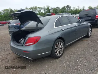 2019 Mercedes-Benz E 300 z VIN WDDZF4KB9KA575468, wystawiony jako IAAI lot #42366391 z przebiegiem Nie podano mil oraz . Historia ofert i sprzedaży dostępna na DreamBid. Obrazek 4.