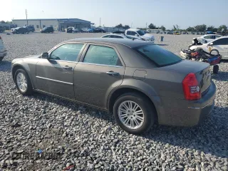 2008 Chrysler 300 Touring z VIN 2C3KA53G38H142026, wystawiony jako Copart lot #56318035 z przebiegiem 168 067 mil mil oraz Szkoda całkowita • Salvage title. Historia ofert i sprzedaży dostępna na DreamBid. Obrazek 2.