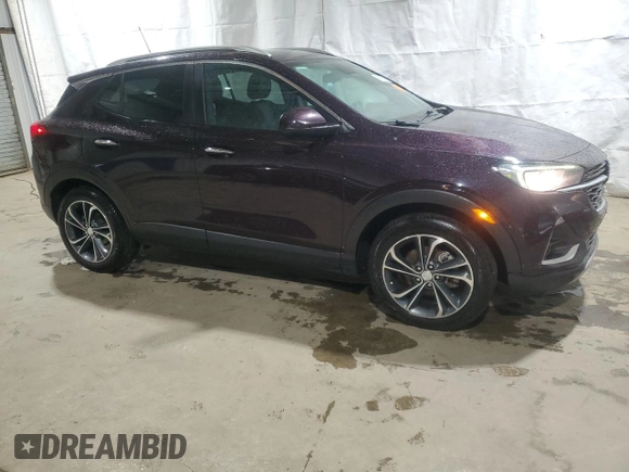 2020 Buick Encore GX Select z VIN KL4MMDSLXLB105930, wystawiony jako Copart lot #57657415 z przebiegiem 69 649 mil mil oraz Czysty tytuł • Clean title. Historia ofert i sprzedaży dostępna na DreamBid. Obrazek 4.