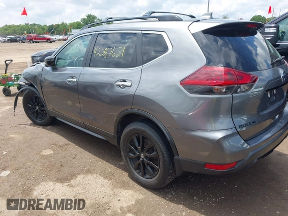 2018 Nissan Rogue SV z VIN 5N1AT2MV3JC720403, wystawiony jako IAAI lot #42287651 z przebiegiem 94 156 mil mil oraz . Historia ofert i sprzedaży dostępna na DreamBid. Obrazek 3.