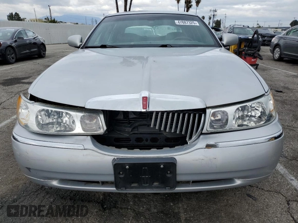 2002 Lincoln Town Car Signature z VIN 1LNHM82W52Y661319, wystawiony jako Copart lot #47887325 z przebiegiem 88 713 mil mil oraz Szkoda całkowita • Salvage title. Historia ofert i sprzedaży dostępna na DreamBid. Obrazek 5.