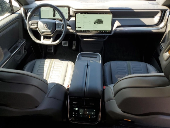 2023 Rivian R1T Adventure z VIN 7FCTGBAA6PN029702, wystawiony jako Copart lot #49833425 z przebiegiem 6608 mil mil oraz Szkody całkowita. Historia ofert i sprzedaży dostępna na DreamBid. Obrazek 8.