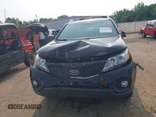 2013 Kia Sorento EX z VIN 5XYKU4A22DG364988, wystawiony jako IAAI lot #42391851 z przebiegiem 221 693 mil mil oraz . Historia ofert i sprzedaży dostępna na DreamBid. Obrazek 12.