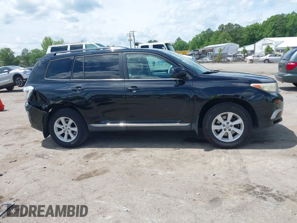 2011 Toyota Highlander z VIN 5TDBK3EH5BS090250, wystawiony jako IAAI lot #42216937 z przebiegiem 191 201 mil mil oraz . Historia ofert i sprzedaży dostępna na DreamBid. Obrazek 13.