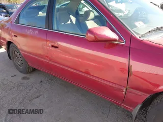 1998 Toyota Camry LE z VIN 4T1BG22K9WU367829, wystawiony jako IAAI lot #41820041 z przebiegiem 226 699 mil mil oraz . Historia ofert i sprzedaży dostępna na DreamBid. Obrazek 12.