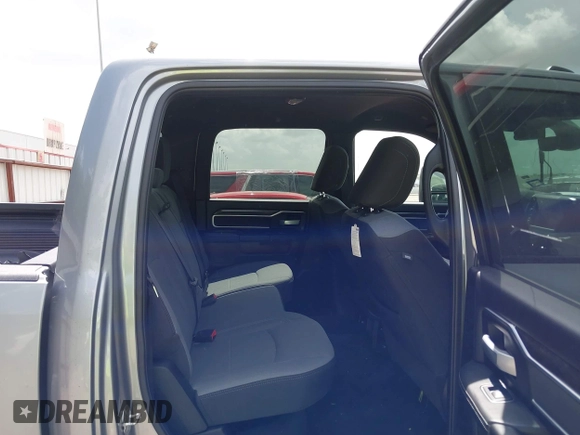 2024 Ram 2500 Big Horn z VIN 3C6UR5DL8RG343566, wystawiony jako IAAI lot #42526456 z przebiegiem Nie podano mil oraz . Historia ofert i sprzedaży dostępna na DreamBid. Obrazek 8.