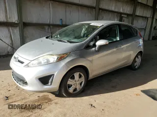 2013 Ford Fiesta SE z VIN 3FADP4EJ3DM194862, wystawiony jako Copart lot #48484325 z przebiegiem 81 275 mil mil oraz Czysty tytuł • Clean title. Historia ofert i sprzedaży dostępna na DreamBid. Obrazek 1.