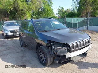 2014 Jeep Cherokee Latitude z VIN 1C4PJMCS1EW147433, wystawiony jako IAAI lot #42151653 z przebiegiem 150 766 mil mil oraz . Historia ofert i sprzedaży dostępna na DreamBid. Obrazek 1.