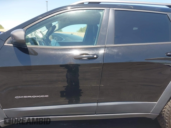 2019 Jeep Cherokee Trailhawk with VIN 1C4PJMBXXKD433284, listed as a IAAI auction lot 42020051 with 57,089 mi miles and . Bid and sale history available at DreamBid. Image 15.