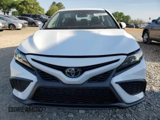 2022 Toyota Camry SE with VIN 4T1T11AK8NU707147, listed as a Copart auction lot 53454575 with 57,179 mi miles and Salvage Title. Bid and sale history available at carsss.com. Image 5.