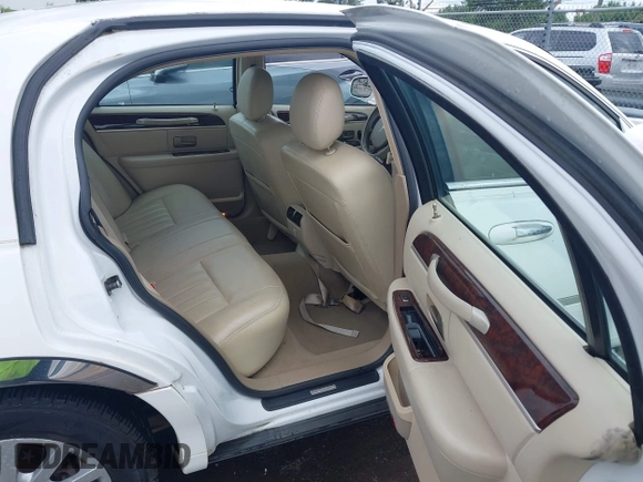 2007 Lincoln Town Car Signature с VIN 1LNHM81W77Y607433, выставлен на аукционе IAAI как лот 42344423 с пробегом 190 760 миль миль и . История ставок и продаж доступна на DreamBid. Изображение 8.