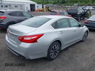 2017 Nissan Altima S z VIN 1N4AL3AP2HC239414, wystawiony jako IAAI lot #42300339 z przebiegiem 98 643 mil mil oraz . Historia ofert i sprzedaży dostępna na DreamBid. Obrazek 4.