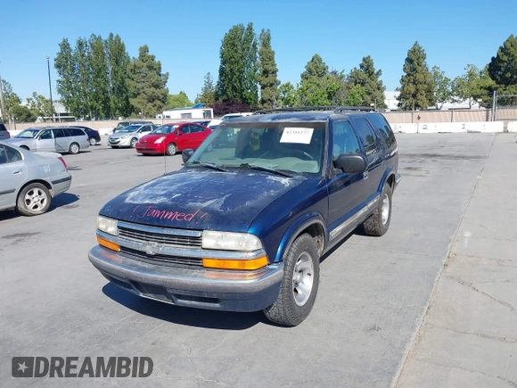 1999 Chevrolet Blazer LS z VIN 1GNCS13W0X2125101, wystawiony jako IAAI lot #42311277 z przebiegiem Nie podano mil oraz . Historia ofert i sprzedaży dostępna na DreamBid. Obrazek 6.