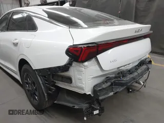 2025 Kia K5 LXS z VIN KNAG24J72S5284973, wystawiony jako IAAI lot #42162422 z przebiegiem 8 738 mil mil oraz . Historia ofert i sprzedaży dostępna na DreamBid. Obrazek 6.