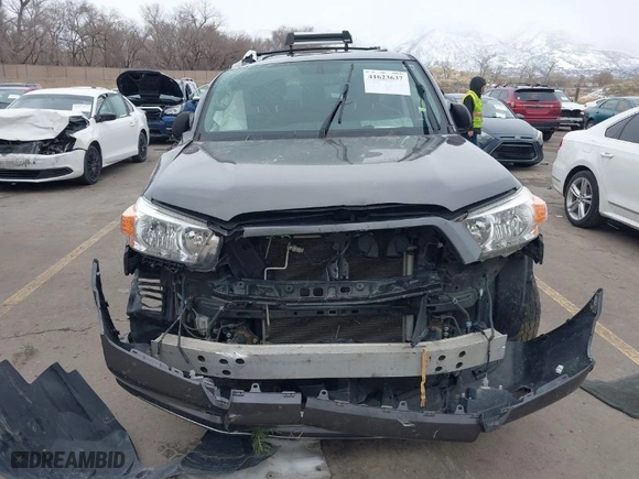 2011 Toyota 4Runner Trail with VIN JTEBU5JR5B5056492, listed as a IAAI auction lot 41623637 with 257,461 mi miles. Bid and sale history available at carsss.com. Image 11.
