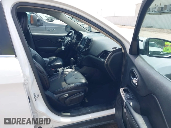 2019 Jeep Cherokee Latitude Plus with VIN 1C4PJMLB5KD198571, listed as a IAAI auction lot 42126995 with 124,230 mi miles. Bid and sale history available at carsss.com. Image 5.
