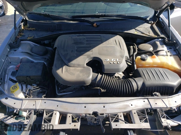 2018 Chrysler 300 S z VIN 2C3CCAGG8JH267272, wystawiony jako Copart lot #49331875 z przebiegiem 70 691 mil mil oraz Szkoda całkowita • Salvage title. Historia ofert i sprzedaży dostępna na DreamBid. Obrazek 11.