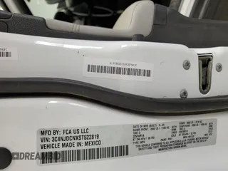 2025 Jeep Compass Limited z VIN 3C4NJDCNXST522819, wystawiony jako Copart lot #63594025 z przebiegiem 17 856 mil mil oraz Czysty tytuł • Clean title. Historia ofert i sprzedaży dostępna na DreamBid. Obrazek 13.
