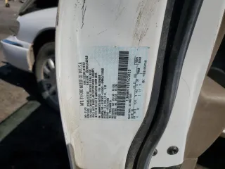 2001 Lincoln Continental z VIN 1LNHM97V31Y673523, wystawiony jako Copart lot #52451385 z przebiegiem 133 879 mil mil oraz Szkoda całkowita • Salvage title. Historia ofert i sprzedaży dostępna na DreamBid. Obrazek 12.
