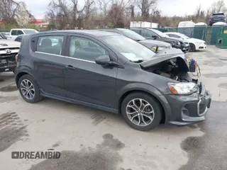 2017 Chevrolet Sonic LT z VIN 1G1JD6SG6H4127001, wystawiony jako IAAI lot #41912823 z przebiegiem Nie podano mil oraz . Historia ofert i sprzedaży dostępna na DreamBid. Obrazek 1.