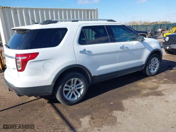 2013 Ford Explorer XLT with VIN 1FM5K8D86DGA27808, listed as a IAAI auction lot 40752304 with 202,025 mi miles. Bid and sale history available at carsss.com. Image 4.