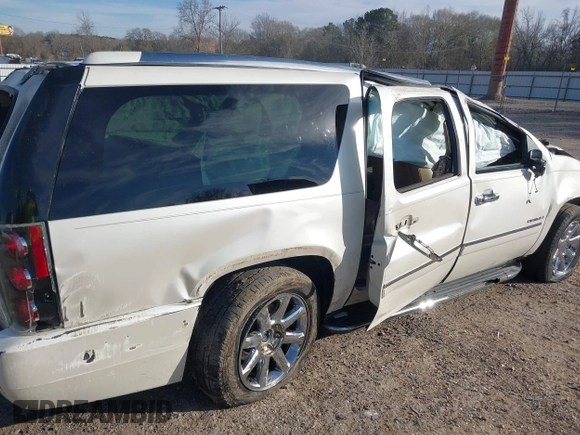 2011 GMC Yukon XL Denali with VIN 1GKS1MEFXBR362527, listed as a IAAI auction lot 41342493 with 227,251 mi miles. Bid and sale history available at carsss.com. Image 17.