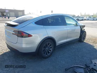 2017 Tesla Model X 90D z VIN 5YJXCAE25HF077689, wystawiony jako IAAI lot #42138029 z przebiegiem 71 574 mil mil oraz . Historia ofert i sprzedaży dostępna na DreamBid. Obrazek 4.