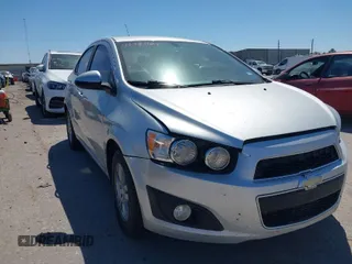 2015 Chevrolet Sonic LS z VIN 1G1JA5SH1F4102774, wystawiony jako IAAI lot #41981121 z przebiegiem Nie podano mil oraz . Historia ofert i sprzedaży dostępna na DreamBid. Obrazek 1.