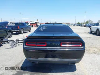 2018 Dodge Challenger SXT z VIN 2C3CDZAG3JH258838, wystawiony jako IAAI lot #42223754 z przebiegiem 102 827 mil mil oraz . Historia ofert i sprzedaży dostępna na DreamBid. Obrazek 17.