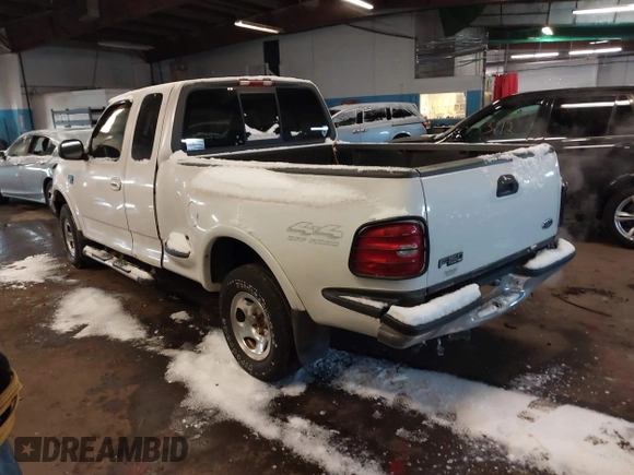 2000 Ford F-150 z VIN 2FTRX08W6YCA09298, wystawiony jako IAAI lot #41391038 z przebiegiem 179 738 mil mil oraz . Historia ofert i sprzedaży dostępna na DreamBid. Obrazek 3.