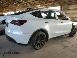 2024 Tesla Model Y Long Range z VIN 7SAYGDEE7RA217991, wystawiony jako Copart lot #50885695 z przebiegiem Nie podano mil oraz Szkoda całkowita • Salvage title. Historia ofert i sprzedaży dostępna na DreamBid. Obrazek 3.
