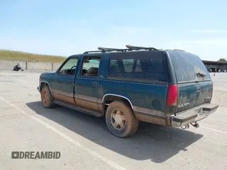 1997 GMC Suburban z VIN 1GKFK16R5VJ748880, wystawiony jako IAAI lot #41975824 z przebiegiem 302 899 mil mil oraz . Historia ofert i sprzedaży dostępna na DreamBid. Obrazek 3.