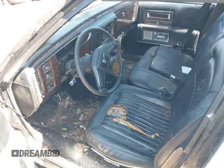 1992 Cadillac Brougham z VIN 1G6DW5477NR703007, wystawiony jako IAAI lot #41570312 z przebiegiem 106 453 mil mil oraz . Historia ofert i sprzedaży dostępna na DreamBid. Obrazek 5.