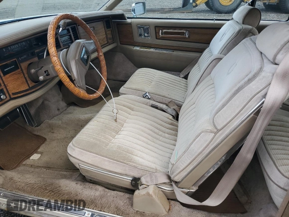 1985 Cadillac Eldorado z VIN 1G6EL578XFE673656, wystawiony jako Copart lot #86803334 z przebiegiem 94 396 mil mil oraz Tytuł czysty. Historia ofert i sprzedaży dostępna na DreamBid. Obrazek 7.