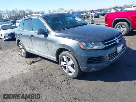 2013 Volkswagen Touareg Exec z VIN WVGEF9BP9DD011799, wystawiony jako IAAI lot #41615162 z przebiegiem 137 054 mil mil oraz . Historia ofert i sprzedaży dostępna na DreamBid. Obrazek 1.