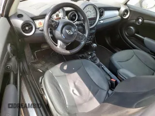 2012 MINI Hardtop z VIN WMWSU3C5XCT261707, wystawiony jako Copart lot #59939565 z przebiegiem 52 509 mil mil oraz Szkoda całkowita • Salvage title. Historia ofert i sprzedaży dostępna na DreamBid. Obrazek 8.