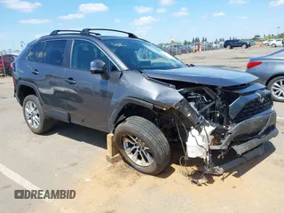 2025 Toyota RAV4 XLE Premium z VIN 2T3A1RFV4SC497286, wystawiony jako IAAI lot #42110161 z przebiegiem 8 315 mil mil oraz . Historia ofert i sprzedaży dostępna na DreamBid. Obrazek 1.