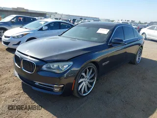 2013 BMW 7 Series 750Li xDrive z VIN WBAYF8C58DD141658, wystawiony jako IAAI lot #42327776 z przebiegiem 130 428 mil mil oraz . Historia ofert i sprzedaży dostępna na DreamBid. Obrazek 17.