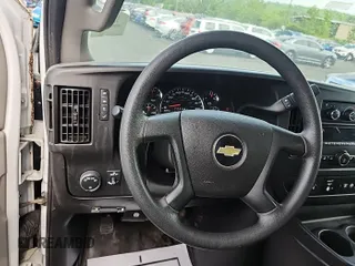 2018 Chevrolet Express Cargo z VIN 1GCWGAFPXJ1247716, wystawiony jako IAAI lot #42293345 z przebiegiem 136 276 mil mil oraz . Historia ofert i sprzedaży dostępna na DreamBid. Obrazek 1.