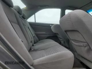 2005 Toyota Camry STD z VIN 4T1BE32K95U580581, wystawiony jako Copart lot #58212165 z przebiegiem 124 350 mil mil oraz Czysty tytuł • Clean title. Historia ofert i sprzedaży dostępna na DreamBid. Obrazek 10.