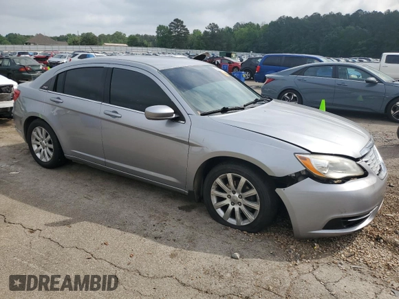2013 Chrysler 200 Touring z VIN 1C3CCBBG8DN528490, wystawiony jako Copart lot #53862035 z przebiegiem 187 812 mil mil oraz Szkoda całkowita • Salvage title. Historia ofert i sprzedaży dostępna na DreamBid. Obrazek 4.