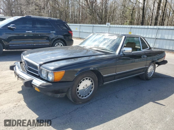 1988 Mercedes-Benz 560 SL z VIN WDBBA48D0JA085307, wystawiony jako Copart lot #51533115 z przebiegiem 83 302 mil mil oraz Szkoda całkowita • Salvage title. Historia ofert i sprzedaży dostępna na DreamBid. Obrazek 1.