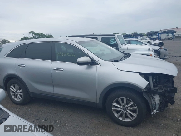 2020 Kia Sorento LX z VIN 5XYPG4A33LG680825, wystawiony jako IAAI lot #42357206 z przebiegiem 88 359 mil mil oraz . Historia ofert i sprzedaży dostępna na DreamBid. Obrazek 13.
