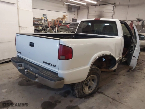 2000 Chevrolet S-10 LS with VIN 1GCCS144XYK137103, listed as a IAAI auction lot 41391321 with 128,146 mi miles. Bid and sale history available at carsss.com. Image 4.