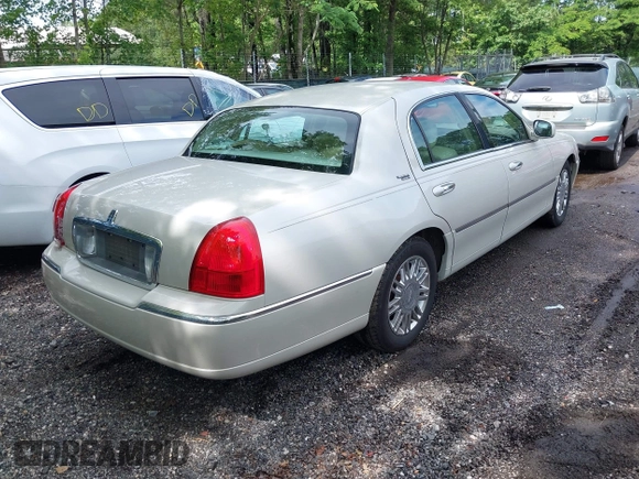 2006 Lincoln Town Car Signature Limited z VIN 1LNHM82V26Y619302, wystawiony jako IAAI lot #42333085 z przebiegiem 176 879 mil mil oraz . Historia ofert i sprzedaży dostępna na DreamBid. Obrazek 4.