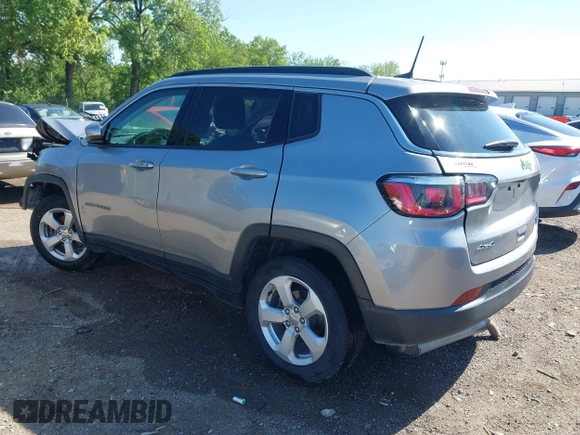 2019 Jeep Compass Latitude z VIN 3C4NJDBB6KT697110, wystawiony jako IAAI lot #42331753 z przebiegiem 52 897 mil mil oraz . Historia ofert i sprzedaży dostępna na DreamBid. Obrazek 3.